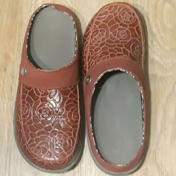 Spenco Alicia Embossed Floral Leather Slides - Size 9W Orthopedic  Slip On Shoes - Picture 7 of 10